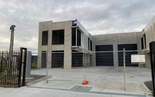 1 33-35 Paramount Boulevard, Cranbourne West  VIC  3977